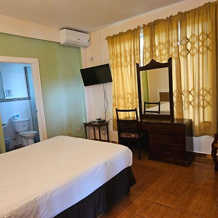 Palm Bay Guest House & Restaurant Montego Bay Exterior foto