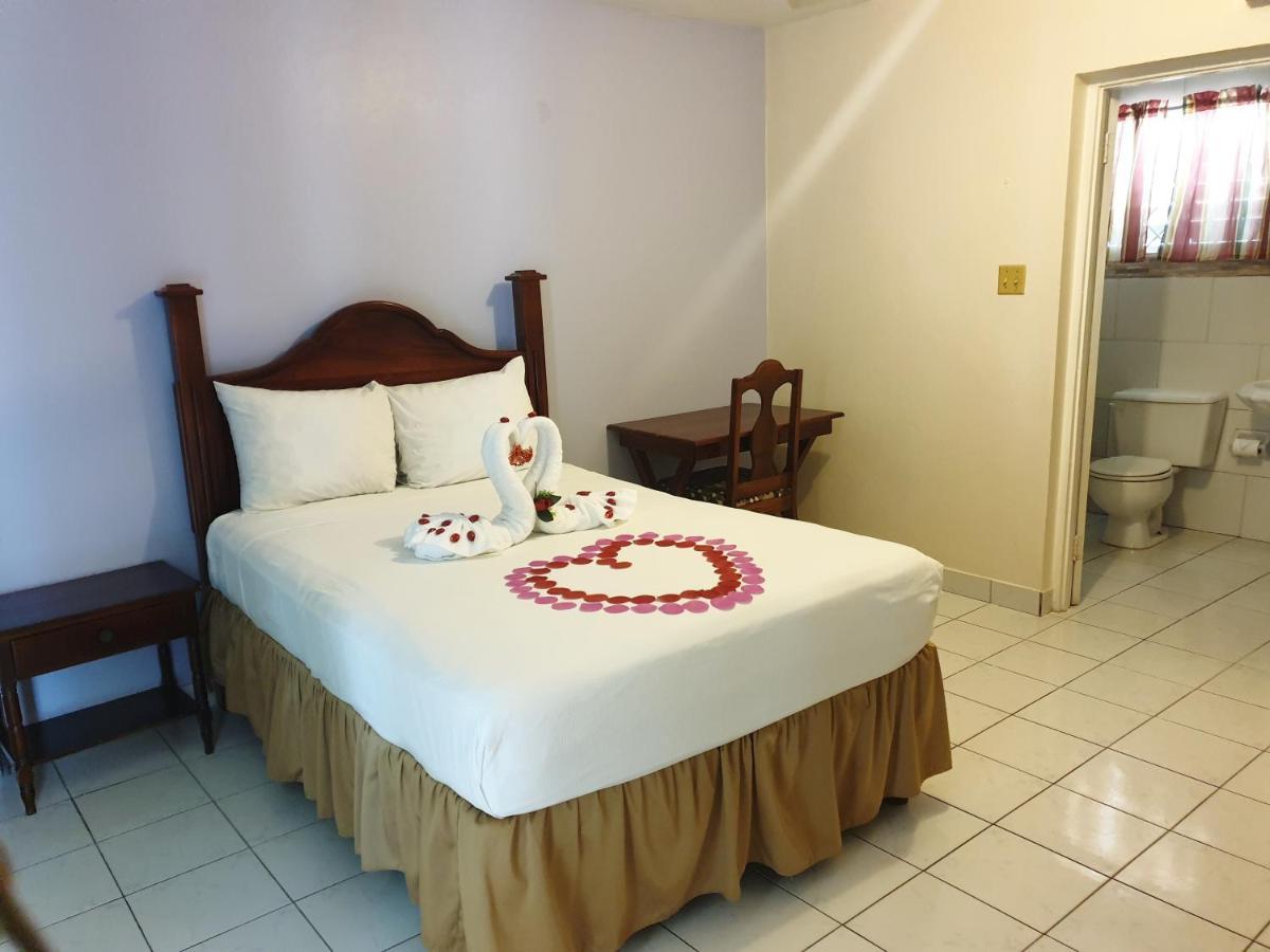 Palm Bay Guest House & Restaurant Montego Bay Exterior foto