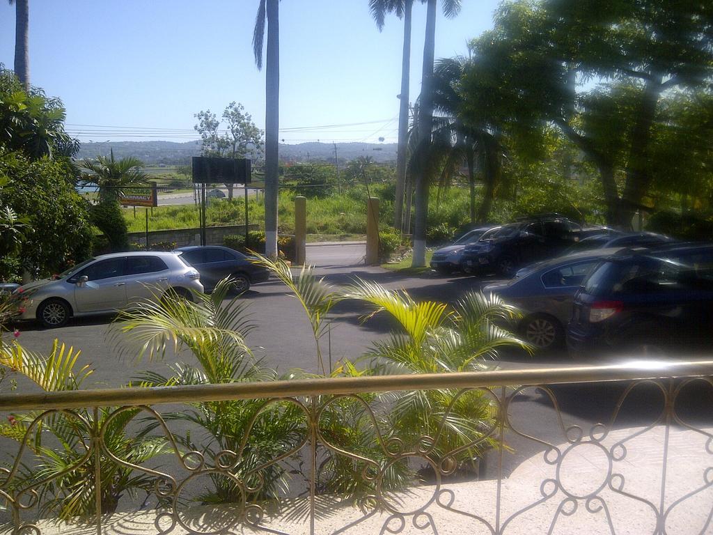 Palm Bay Guest House & Restaurant Montego Bay Exterior foto