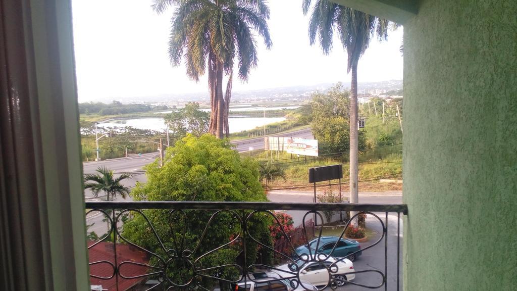 Palm Bay Guest House & Restaurant Montego Bay Exterior foto