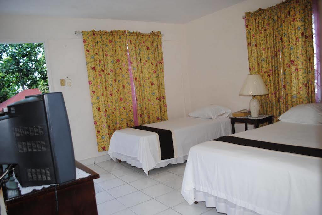 Palm Bay Guest House & Restaurant Montego Bay Exterior foto